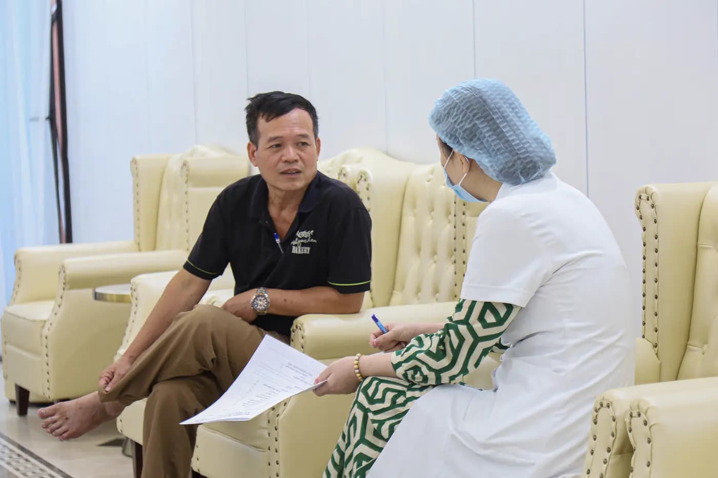 Bác sĩ hỏi tiền sử và ghi phiếu tư vấn cùng khách ngay tại sảnh